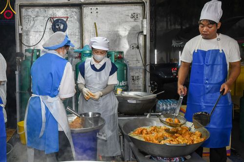 ภาพ No.106292:พิธีถวายภัตตาหารเป็นสังฆทาน แด่คณะพระธรรมยาตราฯ ในโครงการธรรมยาตรากตัญญูบูชา มหาปูชนียาจารย์ พระมงคลเทพมุนี(สด จนฺทสโร) พระผู้ปราบมาร อนุสรณ์สถาน 7 แห่ง ปีที่ 12 วันที่ 5 มกราคม พ.ศ. 2567 ณ อนุสรณ์สถานโลตัสแลนด์ จ.สุพรรณบุรี