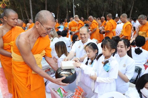 ภาพ No.289423:วันที่ 7 มกราคม พ.ศ. 2569 พิธีตักบาตรพระธรรมยาตรา ณ อนุสรณ์สถานลำดับที่ 1 สถานที่เกิดด้วยรูปกายเนื้อ อนุสรณ์สถานมหาวิหารพระมงคลเทพมุนี (โลตัสแลนด์) อ.สองพี่น้อง จ.สุพรรณบุรี ในโครงการธรรมยาตรา กตัญญูบูชา มหาปูชนียาจารย์ พระมงคลเทพมุนี(สด จนฺทสโร) พระผู้ป