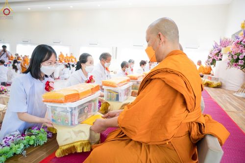 ภาพ No.70320:พิธีเจริญพระพุทธมนต์ ปฏิบัติธรรม มอบทุนการศึกษา ถวายสังฆทาน 139 วัด เพื่อถวายเป็นพุทธบูชา และขับเคลื่อนโครงการหมู่บ้านรักษาศีล 5 โดยคณะสงฆ์จังหวัดสุพรรณบุรี คณะศิษยานุศิษย์วัดพระธรรมกาย โครงการธรรมยาตรา ปีที่ 11 วันที่ 7 มกราคม พ.ศ. 2566 ณ ศูนย์ปฏิบัติธร