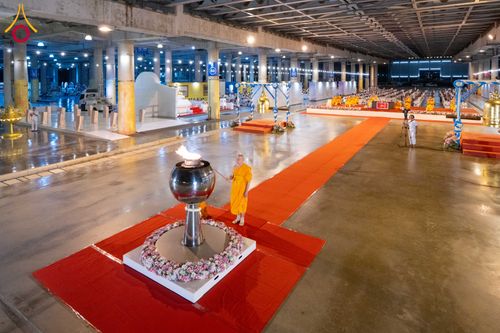 ภาพ No.286723:วันอาสาฬหบูชา วันพฤหัสบดีที่ 10 กรกฏาคม พ.ศ.2568  พิธีเวียนประทักษิณรอบพระมหาธรรมกายเจดีย์ , พิธีฉลองชัยสวดมนต์บทธัมมจักกัปปวัตตนสูตร ครบ 7,520,000,000 จบ ณ มหารัตนวิหารคด วัดพระธรรมกาย