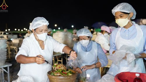 ภาพ No.73976:พิธีถวายภัตตาหารเป็นสังฆทาน แด่คณะพระธรรมยาตราฯ ในโครงการธรรมยาตรากตัญญูบูชา มหาปูชนียาจารย์ พระมงคลเทพมุนี(สด จนฺทสโร) พระผู้ปราบมาร อนุสรณ์สถาน 7 แห่ง ปีที่ 11 วันที่ 24 มกราคม พ.ศ. 2566