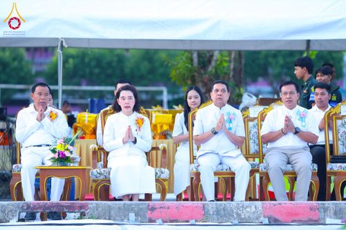 ภาพ No.281492:วันอาทิตย์ที่ 28 ธันวาคม พ.ศ.2568 ตักบาตรพระ 1000 รูป ปีที่ 1 ทำบุญเมืองสตูลส่งท้ายปี ณ หน้าโรงเรียนสตูลวิทยา จ.สตูล