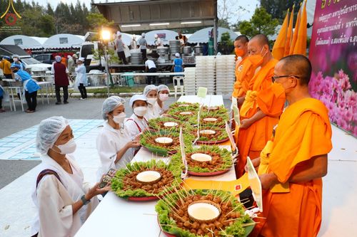 ภาพ No.69221:พิธีถวายภัตตาหารเป็นสังฆทาน แด่คณะพระธรรมยาตราฯ ในโครงการธรรมยาตราฯ ปีที่ 11 ณ อนุสรณ์สถานมหาวิหารพระมงคลเทพมุนี อ.สองพี่น้อง จ.สุพรรณบุรี วันที่ 4 และ 5 มกราคม พ.ศ. 2566