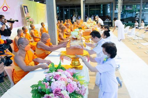 พิธีถวายภัตตาหารเป็นสังฆทาน แด่คณะพระธรรมยาตราฯ ในโครงการธรรมยาตรากตัญญูบูชา มหาปูชนียาจารย์ พระมงคลเทพมุนี(สด จนฺทสโร) พระผู้ปราบมาร อนุสรณ์สถาน 7 แห่ง ปีที่ 12 วันที่ 3 มกราคม พ.ศ. 2567 ณ อนุสรณ์สถานโลตัสแลนด์ จ.สุพรรณบุรี