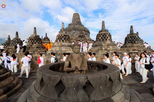 ภาพ No.330045:วันที่ 27-29 พฤษภาคม พ.ศ.2569 MBMI Tangerang (Majelis Agama Buddha Mahanikaya) ได้มีการเตรียมงานเพื่อจัดงานวิสาขบูชานานาชาติ  ชึ่งในงานจะมีการจุดประทีปโคมลาน โคมลอย กว่า 20,000 ดวง  เพื่อน้อมถวายเป็นพุทธบูชา และเพื่อเป็นการกระชับสัมพันธมิตรภาพ