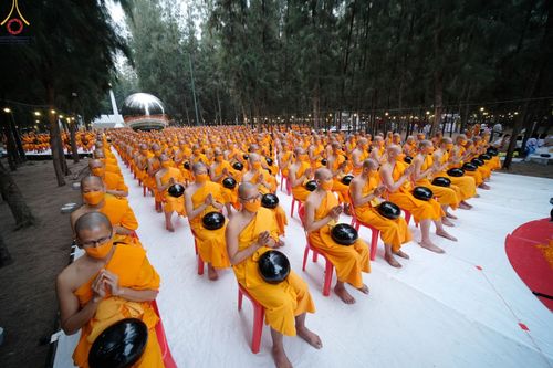 ภาพ No.69657:พิธีตักบาตรพระธรรมยาตราฯ ในโครงการธรรมยาตรากตัญญูบูชา มหาปูชนียาจารย์ พระมงคลเทพมุนี(สด จนฺทสโร) พระผู้ปราบมาร ปีที่ 11 ณ อนุสรณ์สถานลำดับที่ 1 สถานที่เกิดด้วยรูปกายเนื้อ อนุสรณ์สถานมหาวิหารพระมงคลเทพมุนี อ.สองพี่น้อง จ.สุพรรณบุรี