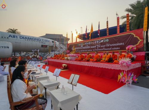 ภาพ No.321022:วันอาทิตย์ที่ ๑๒ เมษายน พ.ศ ๒๕๖๙ พิธีตักบาตรปี๋ใหม่เมืองพระภิกษุสงฆ์ ๓๓๙ รูป  อุทิศถวายพระราชกุศลสมเด็จพระนางสิริกิติ์  พระบรมราชินีนาถ พระบรมราชชนนีพันปีหลวง และฉลองเมืองแม่แตงครบรอบ ๑๑๙ ปี ณ ลานโรงแรมแอร์ไดมอนด์ อำเภอแม่แตง จังหวัดเชียงใหม่