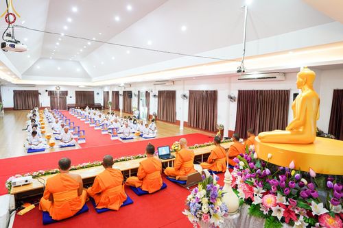 ภาพ No.65429:พิธีขอขมาผู้ปกครอง โดยนาคธรรมทายาท ในโครงการอุปสมบทบูชาธรรม มหาปูชนียาจารย์ประจำปี 2565 วันที่ 19 พฤศจิกายน พ.ศ. 2565 ณ ศูนย์ปฏิบัติธรรมลำปาง