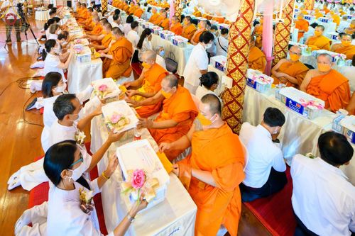 ภาพ No.73694:พิธีเจริญพระพุทธมนต์ ปฏิบัติธรรม มอบทุนการศึกษา ถวายสังฆทาน 106 วัด เพื่อถวายเป็นพุทธบูชา และขับเคลื่อนโครงการหมู่บ้านรักษาศีล 5  โดยคณะสงฆ์จังหวัดนนทบุรี คณะศิษยานุศิษย์วัดพระธรรมกาย โครงการธรรมยาตราฯ ปีที่ 11 ณ วัดตะเคียน อ.บางกรวย จ.นนทบุรี วันที่ 21 