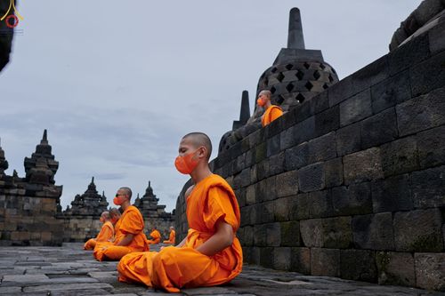 ภาพ No.68585:พระภิกษุสามเณรธรรมทายาท ปฎิบัติธรรม ณ มหาเจดีย์บรมพุทโธ ประเทศอินโดนีเซีย วันที่ 26 ธันวาคม พ.ศ. 2565