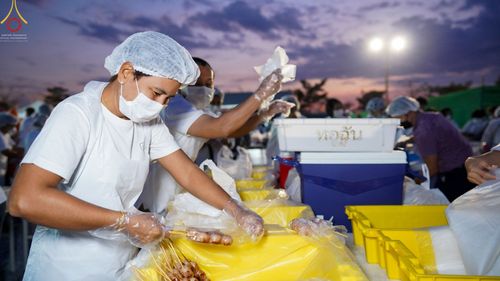 ภาพ No.74083:พิธีถวายภัตตาหารเป็นสังฆทาน แด่คณะพระธรรมยาตราฯ ในโครงการธรรมยาตรากตัญญูบูชา มหาปูชนียาจารย์ พระมงคลเทพมุนี(สด จนฺทสโร) พระผู้ปราบมาร อนุสรณ์สถาน 7 แห่ง ปีที่ 11 วันที่ 25 มกราคม พ.ศ. 2566