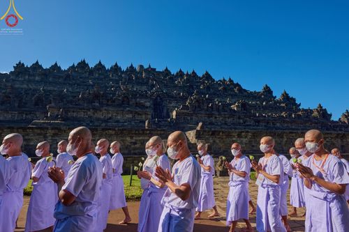 ภาพ No.68179:พิธีเวียนประทักษิณ และวันทาพระมหาเจดีย์บรมพุทโธ ของนาคธรรมทายาท ประเทศอินโดนีเซีย วันที่ 17 ธันวาคม พ.ศ. 2565