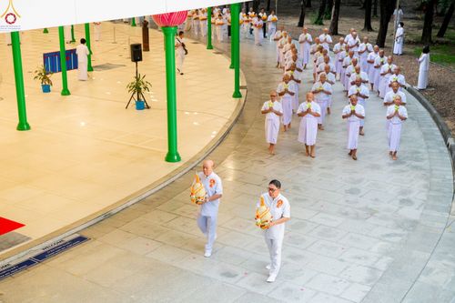 ภาพ No.350733:วันที่ 19 กันยายน พ.ศ.2569 พิธีบรรพชาอุปสมบท โครงการอุปสมบทหมู่บูชาธรรม ครบรอบ 109 ปี วันครูผู้ค้นพบวิชชาธรรมกาย ณ โบสถ์พระไตรปิฏก วัดพระธรรมกาย