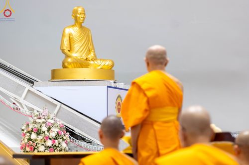 ภาพ No.89225:พิธีประดิษฐานรูปหล่อทองคำ  คุณยายอาจารย์มหารัตนอุบาสิกาจันทร์ ขนนกยูง ภายในมหาวิหารคุณยายอาจารย์ฯ เนื่องในวันครูผู้ค้นพบวิชชาธรรมกาย วันศุกร์ที่ 29 กันยายน พ.ศ. 2566 ณ วัดพระธรรมกาย จ.ปทุมธานี