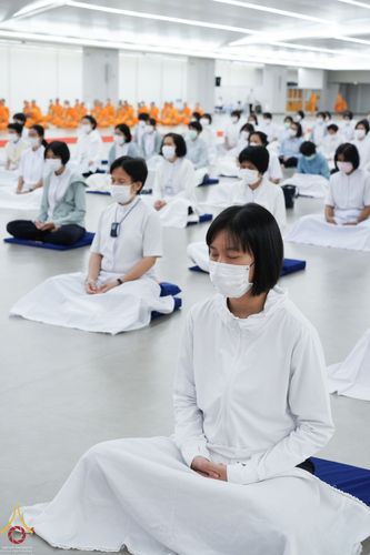 ภาพ No.67573:คณะสงฆ์วัดพระธรรมกาย และศูนย์ส่งเสริมทั่วโลกเจริญพระพุทธมนต์ และปฏิบัติธรรมเจริญสมาธิภาวนาเพื่อถวายพระพรชัยมงคลแด่ สมเด็จพระเจ้าลูกเธอ เจ้าฟ้าพัชรกิติยาภา นเรนทิราเทพยวดี กรมหลวงราชสาริณีสิรพัชร มหาวัชรราธิดา