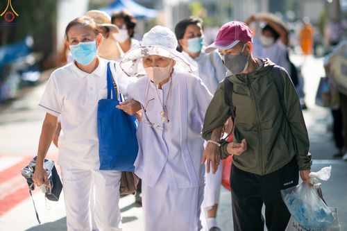 ภาพ No.69425:พิธีจุดประทีปถวายเป็นพุทธบูชา และบูชาธรรมมหาปูชนียาจารย์ ในโครงการธรรมยาตรากตัญญูบูชา มหาปูชนียาจารย์ พระมงคลเทพมุนี(สด จนฺทสโร) พระผู้ปราบมาร ปีที่ 11 ณ อนุสรณ์สถานมหาวิหารพระมงคลเทพมุนี อ.สองพี่น้อง จ.สุพรรณบุรี