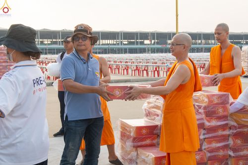 ภาพ No.322548:วันที่ 17 เมษายน พ.ศ.2569 การเรียงกล่องไทยธรรม เรียงน้ำดื่ม เรียงร่ม ณ ลานธรรมพระมหาธรรมกายเจดีย์ เพื่องานถวายมหาสังฆทาน 40,000 กว่าวัดทั่วประเทศ วันคุ้มครองโลก 22 เมษายน พ.ศ.2569 วัดพระธรรมกาย