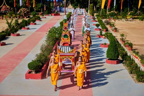 ภาพ No.65715:พิธีถวายพระบรมสารีริกธาตุ เพื่อประดิษฐาน ณ พระพุทธรูปปางไสยยาสน์ ที่ยาวที่สุดในบังกลาเทศ  วันที่ 22 พฤศจิกายน พ.ศ. 2565