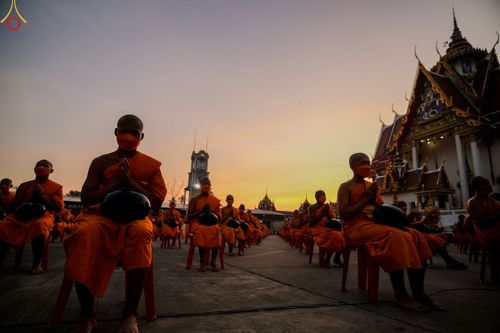ภาพ No.73528:พิธีตักบาตรพระธรรมยาตราฯ ในโครงการธรรมยาตรากตัญญูบูชา มหาปูชนียาจารย์ พระมงคลเทพมุนี(สด จนฺทสโร) พระผู้ปราบมาร ปีที่ 11 ณ อนุสรณ์สถานลำดับที่ 4 สถานที่เกิดด้วยกายธรรม วัดโบสถ์ (บน) บางคูเวียง อ.บางกรวย จ.นนทบุรี วันที่ 22 มกราคม พ.ศ. 2566