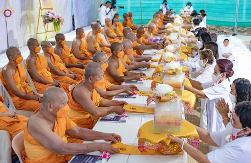 ภาพ No.69896:พิธีถวายภัตตาหารเป็นสังฆทาน แด่คณะพระธรรมยาตราฯ ในโครงการธรรมยาตราฯ ปีที่ 11 ณ อนุสรณ์สถานมหาวิหารพระมงคลเทพมุนี อ.สองพี่น้อง จ.สุพรรณบุรี วันที่ 9 มกราคม พ.ศ. 2566