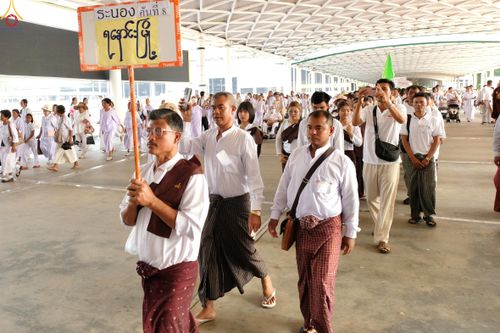 ภาพ No.324415:วันที่ 22 เมษายน พ.ศ.2569 (วันคุ้มครองโลก) งานถวายมหาสังฆทาน 40,000 กว่าวัดทั่วประเทศ บรรยากาศพระสังฆาธิการและสาธุชน  เดินทางเข้าลานธรรม วัดพระธรรมกาย