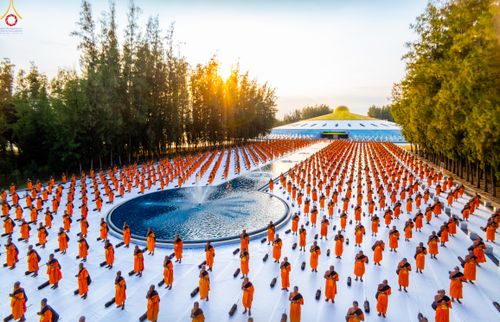 ภาพ No.281667:วันที่ 24 ธันวาคม พ.ศ.2568 พระธรรมยาตรา ปฏิบัติธรรม และถ่ายภาพหมู่ประวัติศาสตร์ ณ ลานหน้ามหาวิหารพระมงคลเทพมุนีฯ วัดพระธรรมกาย