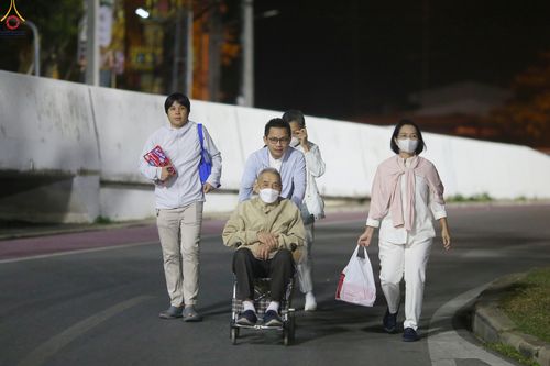 ภาพ No.284131:วันเสาร์ที่ 20 ธันวาคม พ.ศ.2568  พิธีตักบาตรพระ 10,000 รูป เนื่องในโอกาส 194 ปี จังหวัดกาญจนบุรี และอุทิศส่วนกุศลให้แด่บรรพชนทั้งหลาย บริเวณถนนสองแคว (Skywalk) เมืองกาญจนบุรี