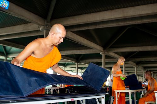 ภาพ No.322357:วันที่ 16 เมษายน พ.ศ.2569 การจัดเตรียมเบาะรองนอน เช็ดทำความสะอาด  เพื่องานถวายมหาสังฆทาน 40,000 กว่าวัดทั่วประเทศ วันคุ้มครองโลก 22 เมษายน พ.ศ.2569 วัดพระธรรมกาย