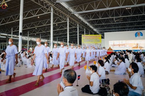 ภาพ No.63877:พิธีขอขมาและมอบผ้าไตรแด่นาคธรรมทายาท โครงการอุปสมบทบูชาธรรมมหาปูชนียาจารย์ วันอาทิตย์ที่ 20 พฤศจิกายน พ.ศ. 2565