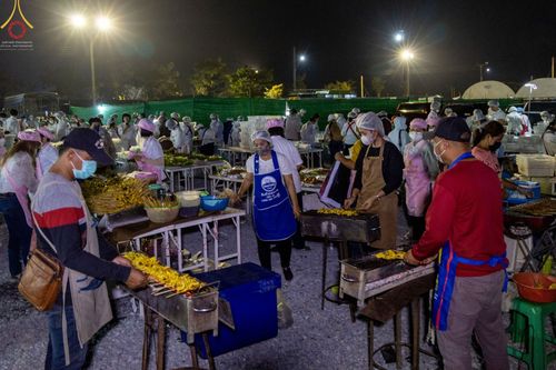 ภาพ No.74489:พิธีถวายภัตตาหารเป็นสังฆทาน แด่คณะพระธรรมยาตราฯ ในโครงการธรรมยาตรากตัญญูบูชา มหาปูชนียาจารย์ พระมงคลเทพมุนี(สด จนฺทสโร) พระผู้ปราบมาร อนุสรณ์สถาน 7 แห่ง ปีที่ 11 วันที่ 27 มกราคม พ.ศ. 2566