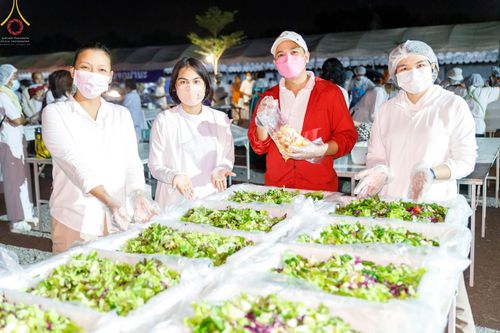 ภาพ No.73035:พิธีถวายภัตตาหารเป็นสังฆทาน แด่คณะพระธรรมยาตราฯ ในโครงการธรรมยาตรากตัญญูบูชา มหาปูชนียาจารย์ พระมงคลเทพมุนี(สด จนฺทสโร) พระผู้ปราบมาร อนุสรณ์สถาน 7 แห่ง ปีที่ 11 วันที่ 21 มกราคม พ.ศ. 2566