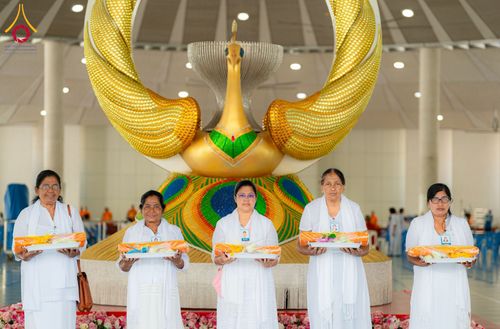ภาพ No.342415:วันที่ 31 กรกฎาคม พ.ศ. 2569  ต้อนรับคณะแสวงบุญชาวศรีลังกา 31 ท่าน เยี่ยมชมวัดพระธรรมกาย