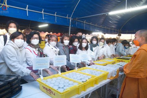 ภาพ No.74925:พิธีถวายภัตตาหารเป็นสังฆทาน แด่คณะพระธรรมยาตราฯ ในโครงการธรรมยาตรากตัญญูบูชา มหาปูชนียาจารย์ พระมงคลเทพมุนี(สด จนฺทสโร) พระผู้ปราบมาร อนุสรณ์สถาน 7 แห่ง ปีที่ 11 วันที่ 29 มกราคม พ.ศ. 2566