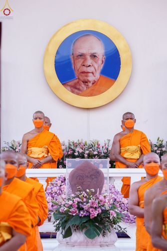 ภาพ No.73366:พิธีจุดประทีปถวายเป็นพุทธบูชา และบูชาธรรมมหาปูชนียาจารย์ ในโครงการธรรมยาตรากตัญญูบูชา มหาปูชนียาจารย์ พระมงคลเทพมุนี(สด จนฺทสโร) พระผู้ปราบมาร ปีที่ 11 ณ อนุสรณ์สถานลำดับที่ 4 สถานที่เกิดด้วยกายธรรม วัดโบสถ์ (บน) บางคูเวียง อ.บางกรวย จ.นนทบุรี วันที่ 21 