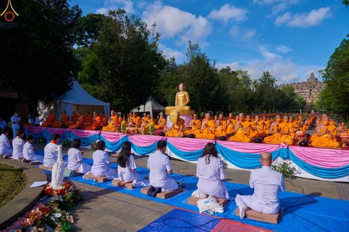 ภาพ No.68351:พิธีตักบาตร ณ พระมหาเจดีย์บรมพุทโธ ประเทศอินโดนีเซีย วันที่ 18 ธันวาคม พ.ศ. 2565