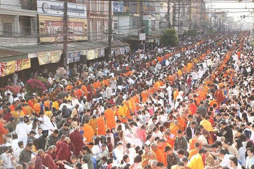 ภาพ No.15834:ประมวลภาพตักบาตรพระ 3 แผ่นดิน พระ 10,000 รูป ปีที่ 2 จ.เชียงราย