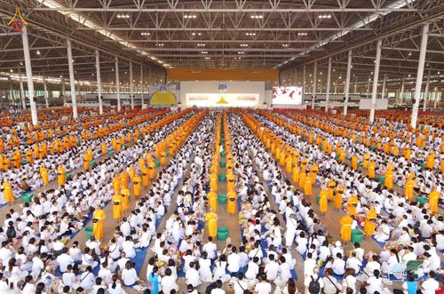 ภาพ No.76762:พิธีตักบาตรข้าวสารอาหารแห้ง  ณ บ้านแก้วเรือนทองคุณยายฯ สภาธรรมกายสากล  วัดพระธรรมกาย จ.ปทุมธานี  ในวันอาทิตย์ต้นเดือนที่ 6 มีนาคม พ.ศ. 2566