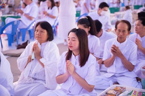 ภาพ No.279706:วันที่ 1 มกราคม พ.ศ.2569 พิธีตักบาตรในวันขึ้นปีใหม่ ณ ลานธรรม วัดพระธรรมกาย