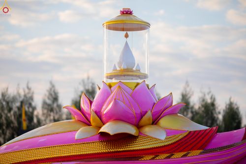 ภาพ No.302562:วันที่ 24 มกราคม พ.ศ. 2569 พิธีตักบาตรพระธรรมยาตรา ณ อนุสรณ์สถานลำดับที่ 5 สถานที่เผยแผ่วิชชาธรรมกายครั้งแรก อนุสรณ์สถานบางปลา วัดบางปลา อำเภอบางเลน จังหวัดนครปฐม ในโครงการธรรมยาตรา กตัญญูบูชา มหาปูชนียาจารย์ พระมงคลเทพมุนี(สด จนฺทสโร) พระผู้ปราบมาร อนุส