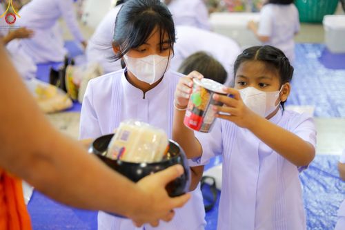 ภาพ No.78870:พิธีตักบาตร ข้าวสารอาหารแห้ง พิธีบูชาข้าวพระ ในวันอาทิตย์ต้นเดือนที่ 2 เมษายน พ.ศ. 2566