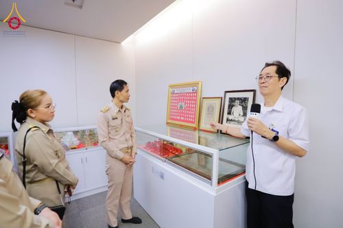 ภาพ No.311497:วันจันทร์ที่ 23 กุมภาพันธ์ พ.ศ. 2569 เปิดโลกทัศน์ผู้บริหารสถานศึกษายุคใหม่ เรียนรู้ต้นแบบการพัฒนาคนผ่านพลัง “บวร–V-Star” ผู้เข้ารับการพัฒนาตามโครงการ สพฐ. ศึกษาดูงานวัดพระธรรมกาย เสริมภาวะผู้นำคุณธรรมสู่การบริหารโรงเรียนอย่างยั่งยืน ณ อาคาร 100 ปี คุณยาย