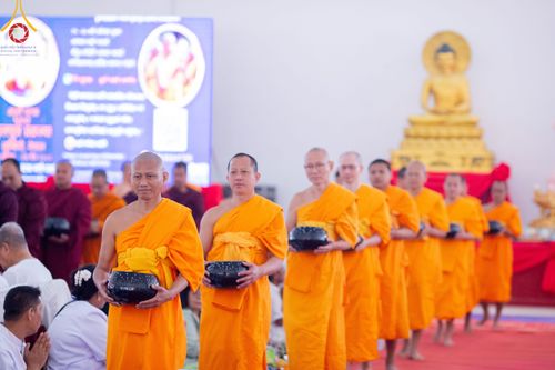 ภาพ No.314243:วันอังคารที่ 17 มีนาคม พ.ศ. 2569 พิธีตักบาตรฉลองสามเณรใหม่ 500 รูป  ณ มณฑลพิธีลุมพินี ประเทศเนปาล