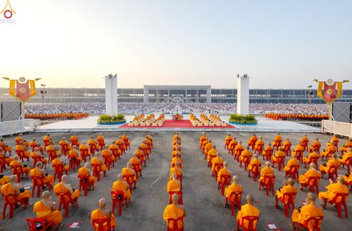 ภาพ No.279754:วันที่ 1 มกราคม พ.ศ.2569 พิธีตักบาตรในวันขึ้นปีใหม่ ณ ลานธรรม วัดพระธรรมกาย