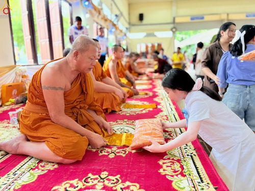 ภาพ No.278608:วันอาทิตย์ที่ 19 ตุลาคม 2568 พิธีทอดกฐินสามัคคีทั่วไทย โดยคณะศิษยานุศิษย์ บูชาธรรม 81 ปี หลวงพ่อธัมมชโย ณ วัดปทุมทองรัตนาราม อ.บ้านแพ้ว จ.สมุทรสาคร