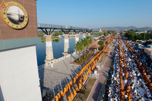 ภาพ No.284270:วันเสาร์ที่ 20 ธันวาคม พ.ศ.2568  พิธีตักบาตรพระ 10,000 รูป เนื่องในโอกาส 194 ปี จังหวัดกาญจนบุรี และอุทิศส่วนกุศลให้แด่บรรพชนทั้งหลาย บริเวณถนนสองแคว (Skywalk) เมืองกาญจนบุรี