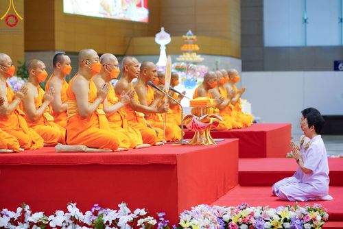 ภาพ No.92369:พิธีทอดกฐินธรรมชัยเพื่อสร้างอาคาร 115 ปี คุณยายอาจารย์มหารัตนอุบาสิกาจันทร์ ขนนกยูง อาทิตย์ต้นเดือนที่ 5 พฤศจิกายน พ.ศ. 2566 ณ วัดพระธรรมกาย จ.ปทุมธานี