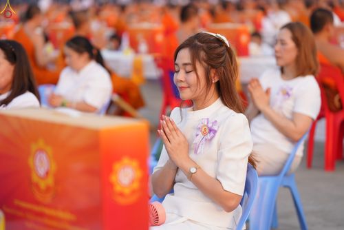 ภาพ No.324060:วันที่ 22 เมษายน พ.ศ.2569 (วันคุ้มครองโลก) พิธีถวายมหาสังฆทาน 40,000 กว่าวัดทั่วประเทศ ณ ลานธรรม พระมหาธรรมกายเจดีย์ วัดพระธรรมกาย