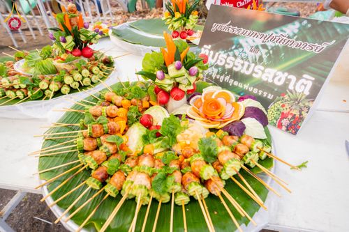 ภาพ No.293818:วันที่ 14 มกราคม พ.ศ. 2569  พิธีถวายภัตตาหารเป็นสังฆทาน แด่พระธรรมยาตรา  ณ วัดสองพี่น้อง ต.ต้นตาล อ.สองพี่น้อง จ.สุพรรณบุรี  ในโครงการธรรมยาตรา กตัญญูบูชา มหาปูชนียาจารย์  พระมงคลเทพมุนี(สด จนฺทสโร) พระผู้ปราบมาร  อนุสรณ์สถาน 7 แห่ง ปีที่ 14