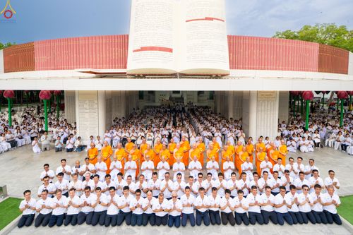 ภาพ No.330272:วันที่ 30 พฤษภาคม พ.ศ.2569 พิธีตัดปอยผมและปลงผม อุบาสกอุปสมบทอุทิศชีวิต 11 ท่าน ณ โบสถ์พระไตรปิฎก วัดพระธรรมกาย จังหวัดปทุมธานี