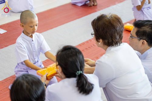 ภาพ No.319485:วันเสาร์ที่ 4 เมษายน พ.ศ.2569 พิธีขอขมา มอบผ้าไตร และถวายบาตรแด่นาคธรรมทายาท ในโครงการบรรพชาสามเณรฟื้นฟูพระพุทธศาสนาทั่วไทย โครงการหน่อแก้วเปรียญธรรม รุ่นที่ 14 โครงการสามเณรยุวธรรมทายาท รุ่นที่ 34 โครงการสามเณรมัชฌิมธรรมทายาท รุ่นที่ 30 ณ สภาธรรมกายสากล